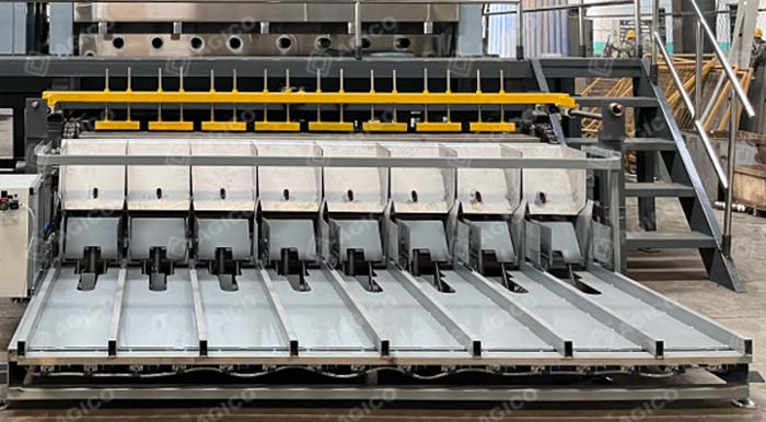 Machine d’emballage en fonctionnement sur la ligne