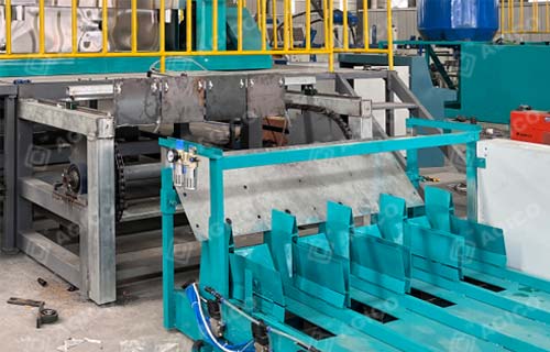 Machine d’emballage pour ligne de plateaux à œufs