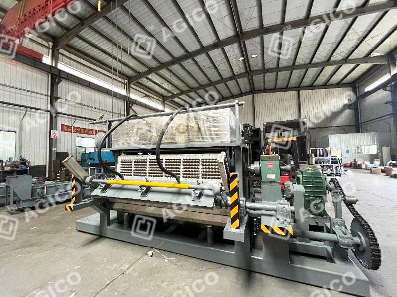 Machine de fabrication de plateaux à œufs