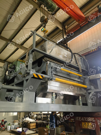 Machine de fabrication de plateaux à œufs